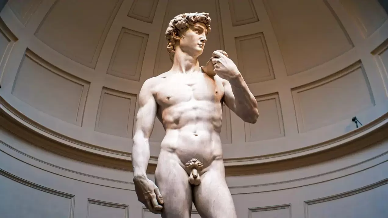Skulptur eines Mannes mit einem schönen Penis