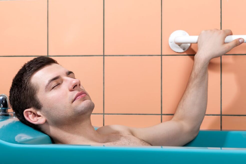 Ein Mann badet mit Backpulver, um seinen Penis zu vergrößern