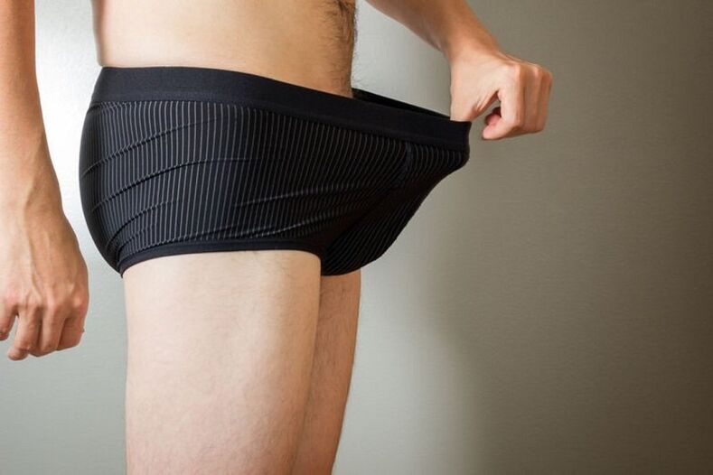 Ein Mann zieht seine Hose aus und möchte seinen Penis mit Limonade vergrößern